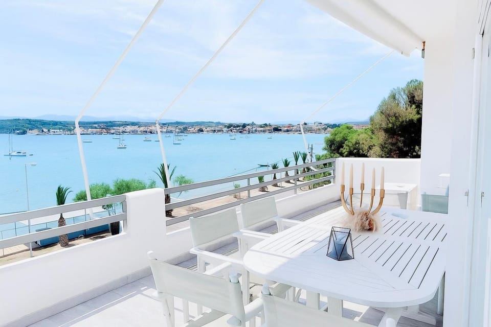 View (from property/room), Balcony/Terrace, Dining area, Sea view