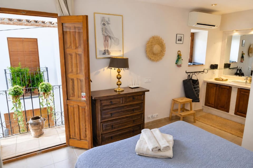 Bedroom, towels