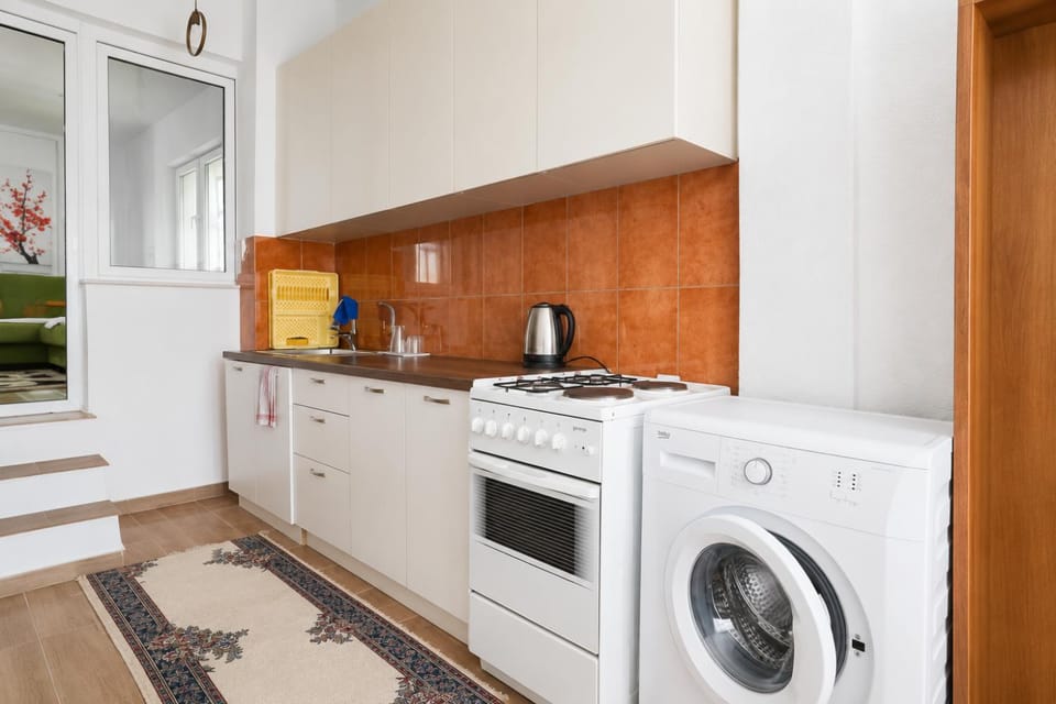 Kitchen or kitchenette, oven, washing machine
