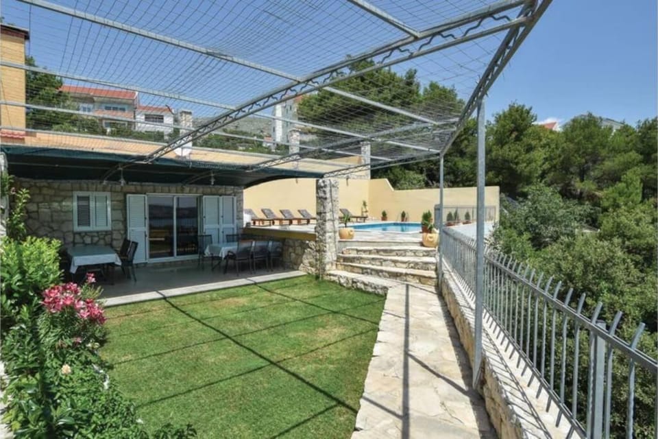Property building, Day, Garden, Pool view