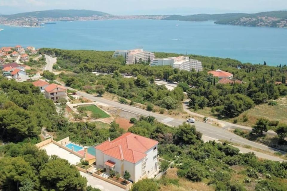 Property building, Nearby landmark, Neighbourhood, Natural landscape, City view, Sea view, Street view