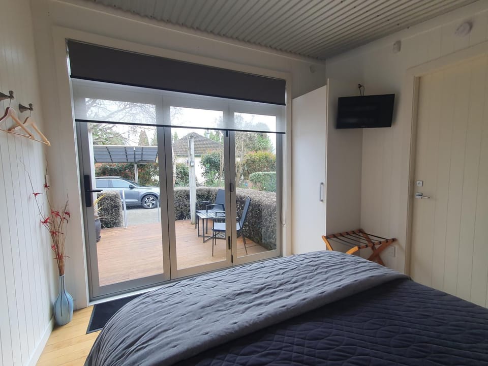 TV and multimedia, Seating area, Bedroom