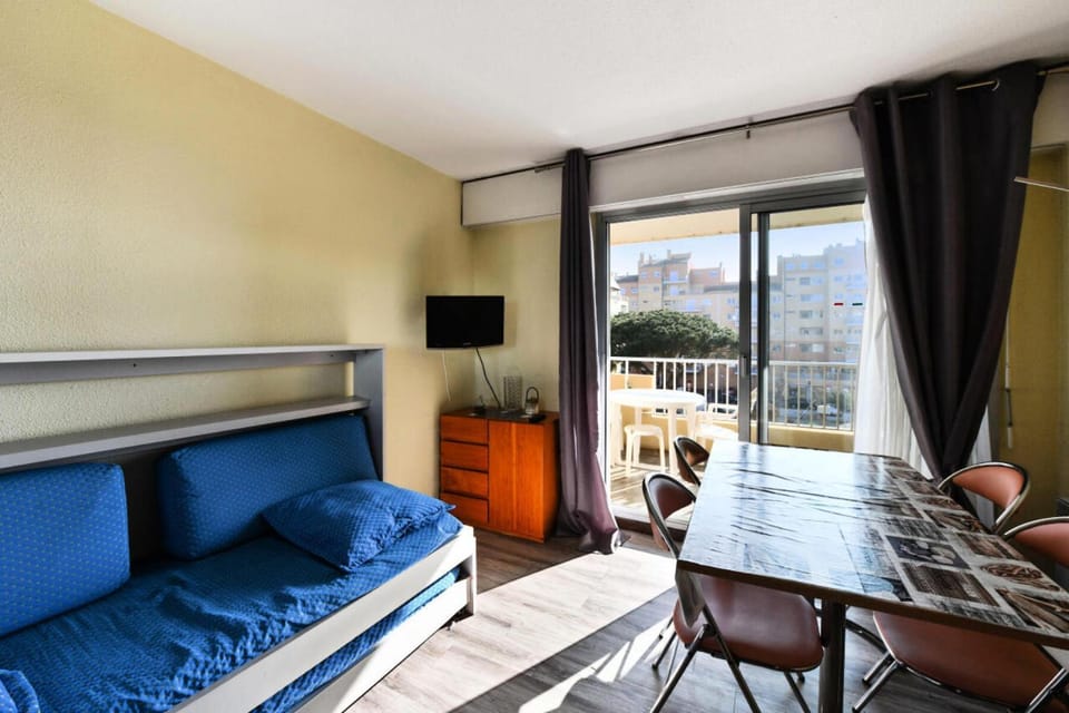 Bed, kitchen