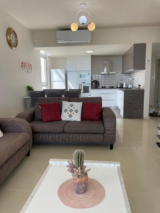 Kitchen or kitchenette, Living room, Seating area, Dining area, stove, air conditioner