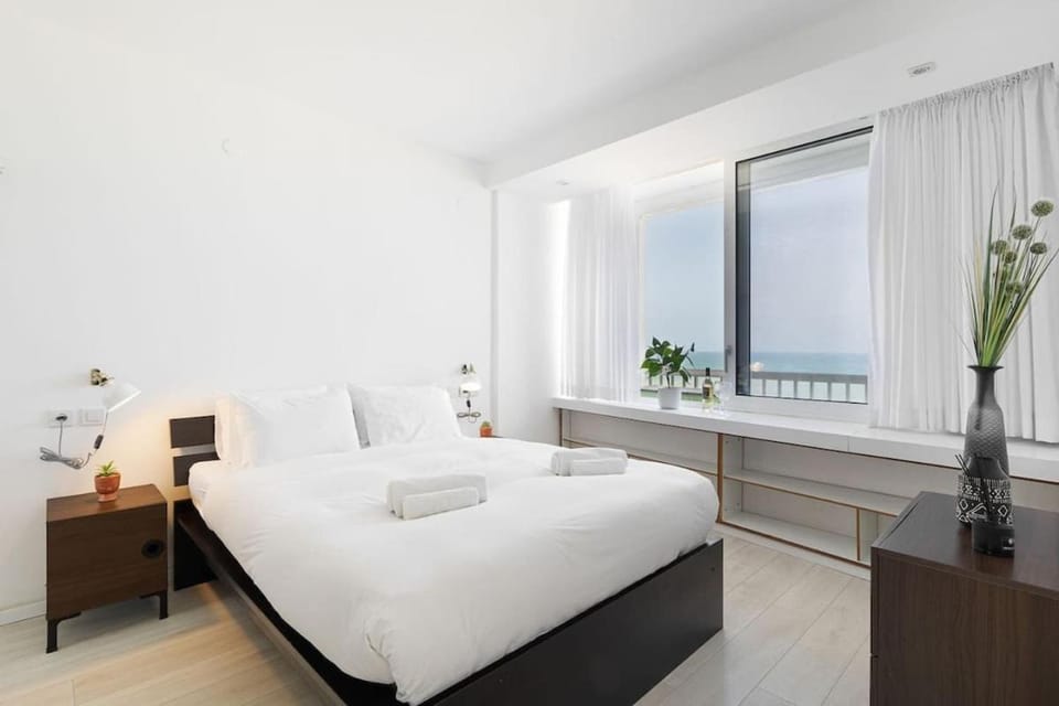 Panoramic Seaview Balcony Escape Apartment in Tel Aviv-Yafo