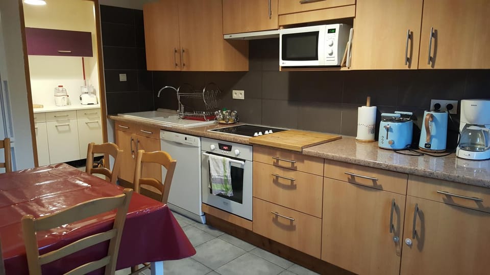 Kitchen or kitchenette, Dining area