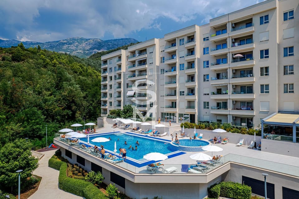 Property building, Swimming pool, sunbed