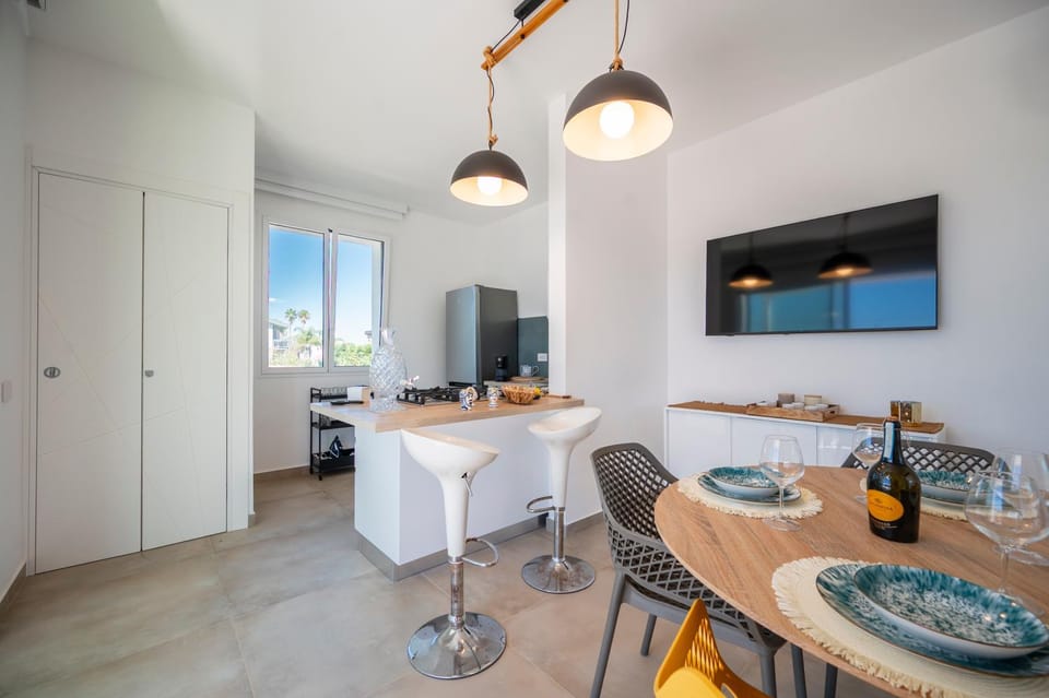 Kitchen or kitchenette, Living room, Seating area, Dining area