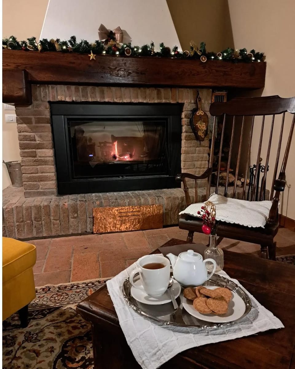 Restaurant/places to eat, Communal lounge/ TV room, Breakfast, fireplace