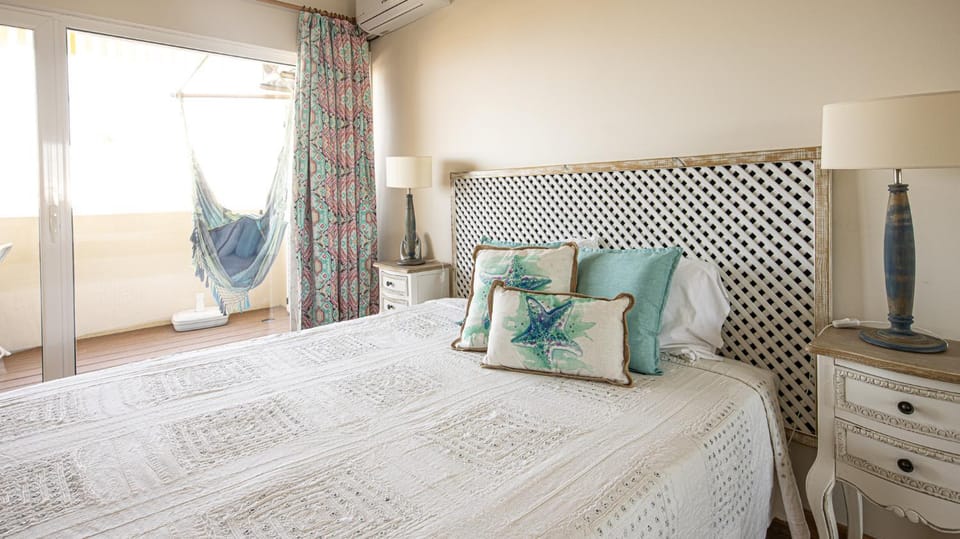 Bed, TV and multimedia, Photo of the whole room, Bedroom, air conditioner