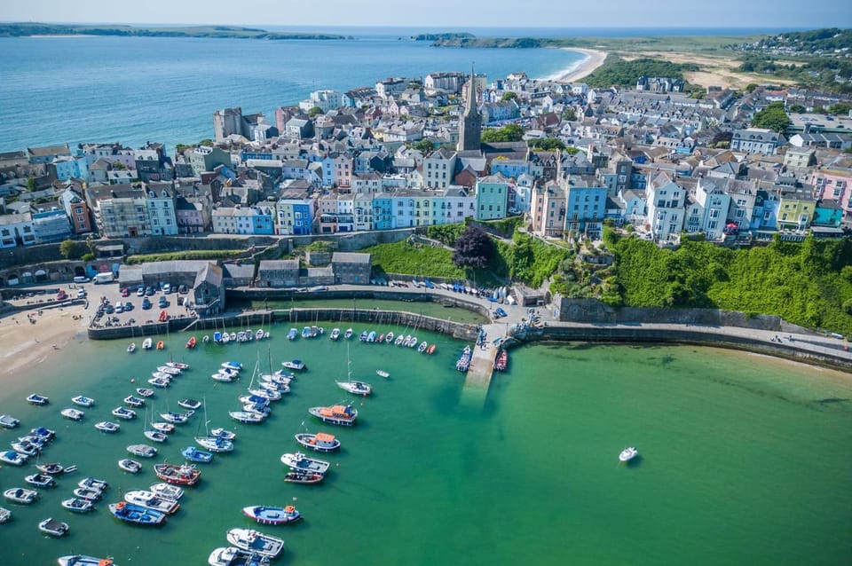 Harry's - 2 Bedroom Holiday Home - Tenby Apartment in Wales