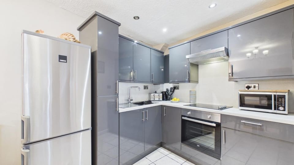 Harry's - 2 Bedroom Holiday Home - Tenby Apartment in Wales
