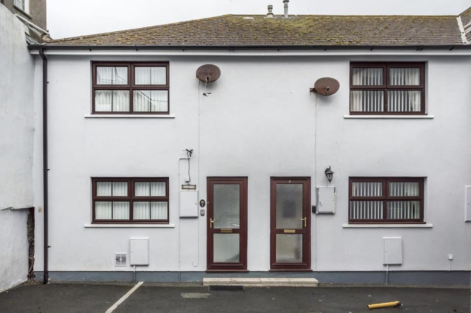 Harry's - 2 Bedroom Holiday Home - Tenby Apartment in Wales
