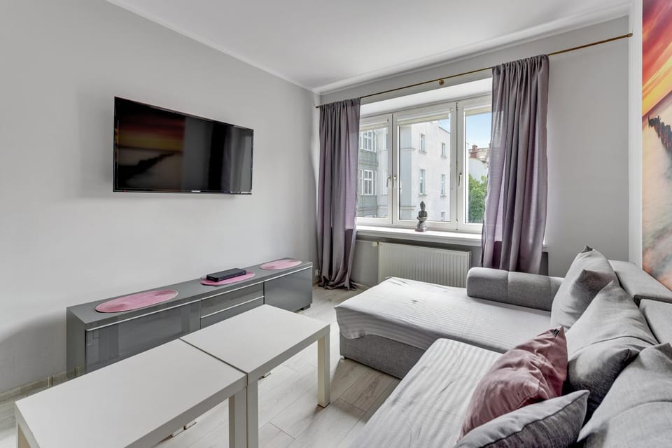 Bed, TV and multimedia, Living room, Photo of the whole room, Seating area, Area and facilities