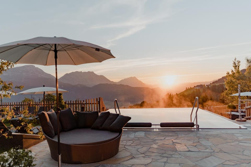 Natural landscape, View (from property/room), Balcony/Terrace, Mountain view, Pool view, Swimming pool, Sunrise, sunbed