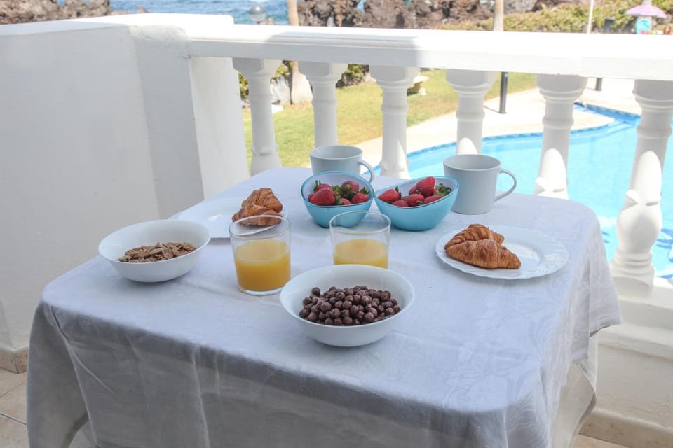 Food and drinks, Pool view