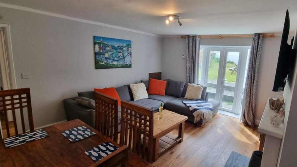 TV and multimedia, View (from property/room), Living room, Seating area, Dining area