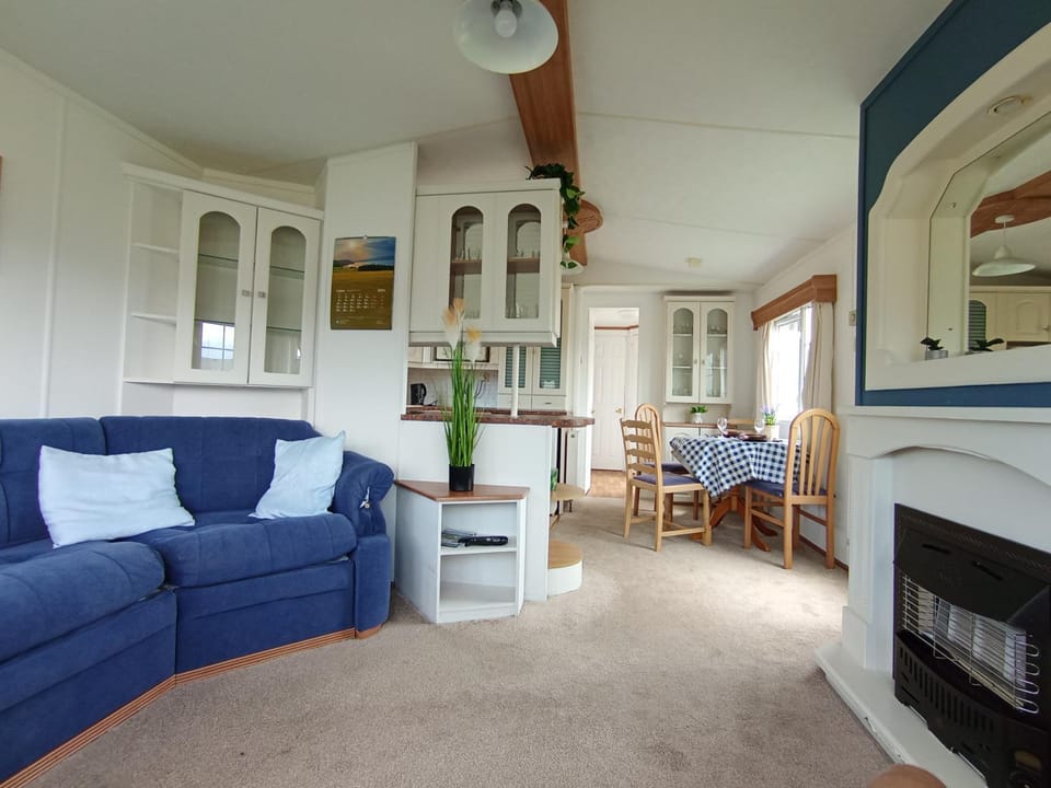 Living room, Seating area, Dining area, pet friendly