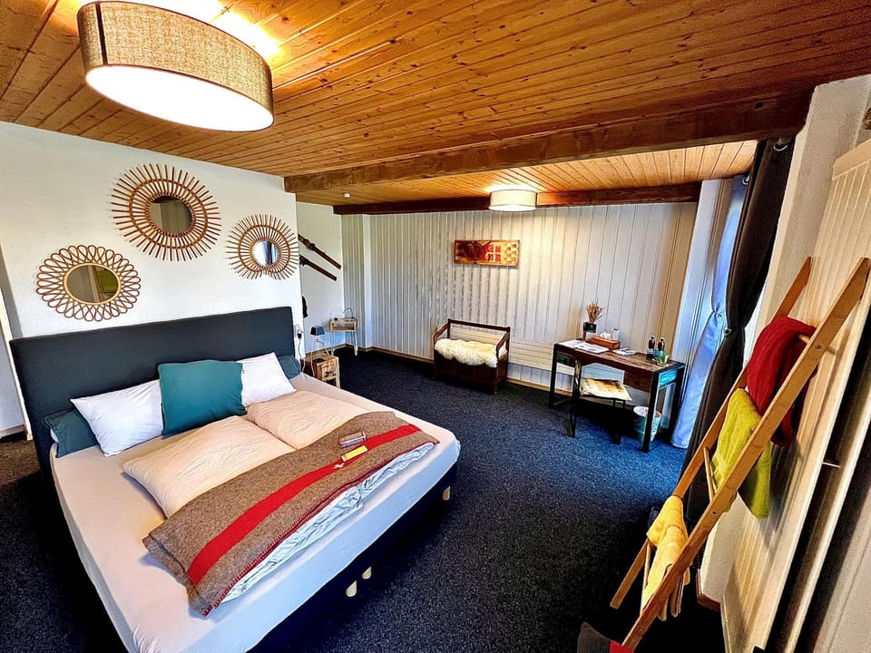 Bed, Day, TV and multimedia, Living room, Photo of the whole room, Seating area, Bedroom, Family