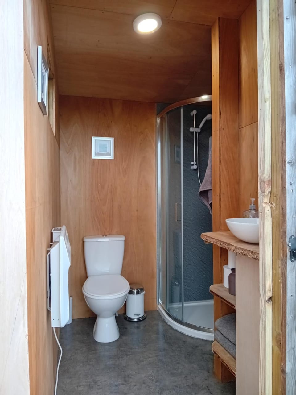 Sunny Mount Glamping Pod Campground/ 
RV Resort in England