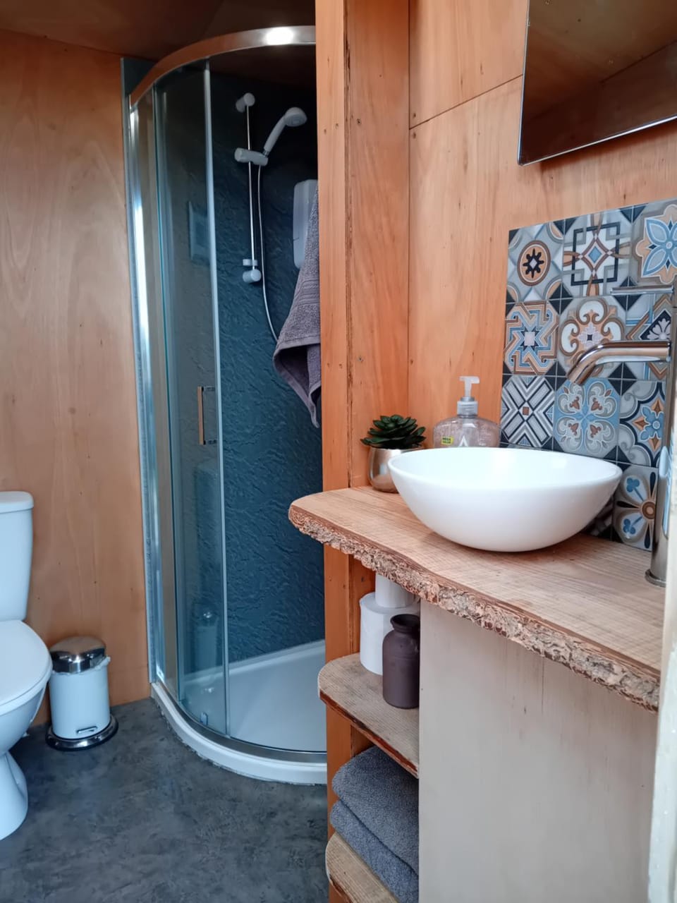 Sunny Mount Glamping Pod Campground/ 
RV Resort in England