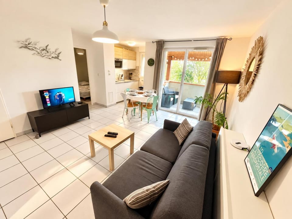 Day, TV and multimedia, Balcony/Terrace, Living room, Seating area, Dining area, heating, internet, kitchen