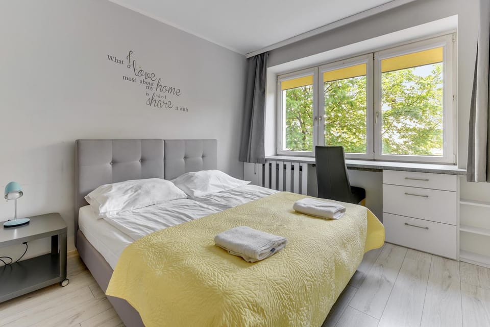 Bed, Photo of the whole room, Decorative detail, Seating area, Bedroom, Area and facilities, towels