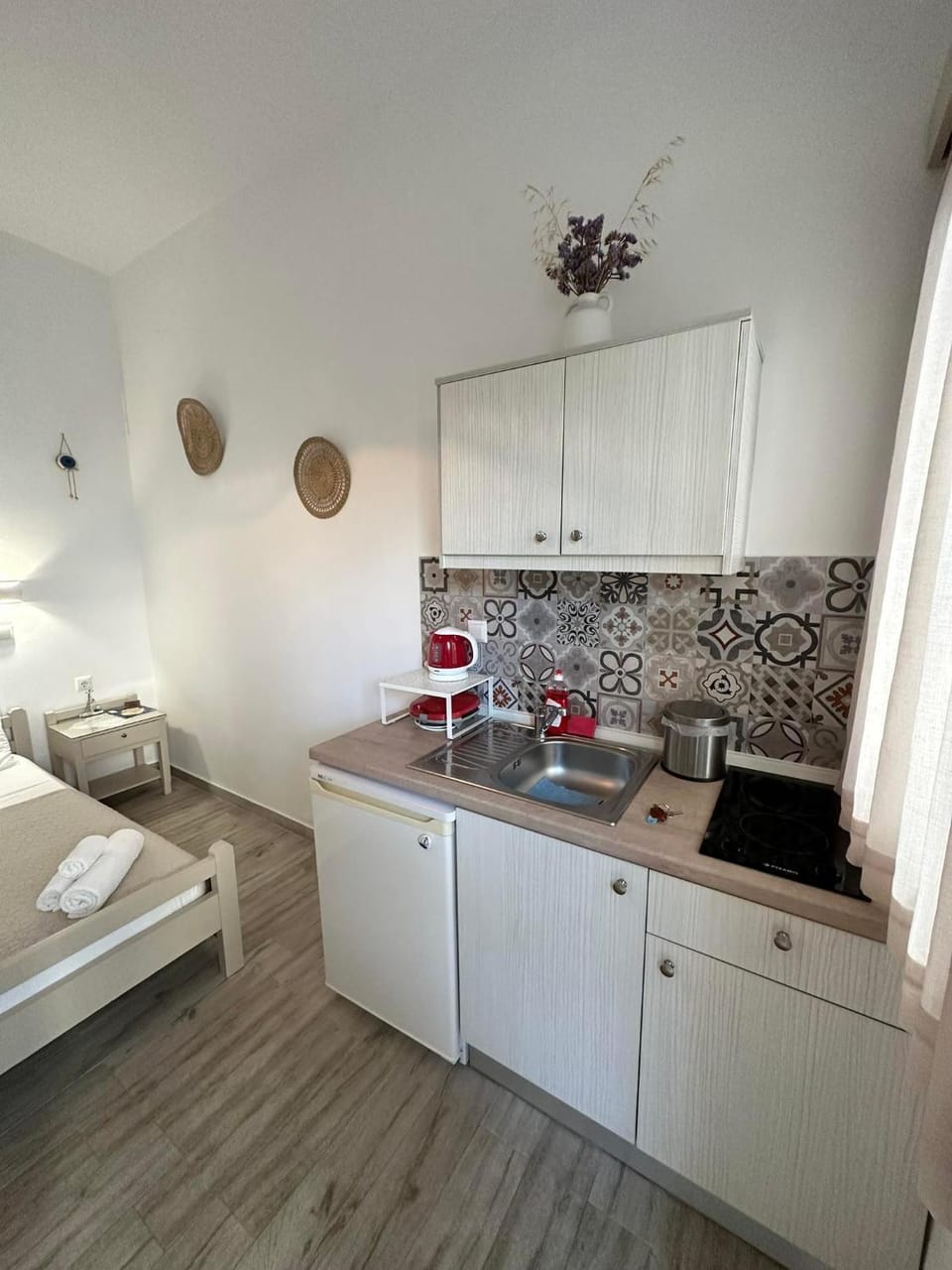 Bed, Coffee/tea facilities, Kitchen or kitchenette, Photo of the whole room, Bedroom, furniture, stove, towels, kitchen