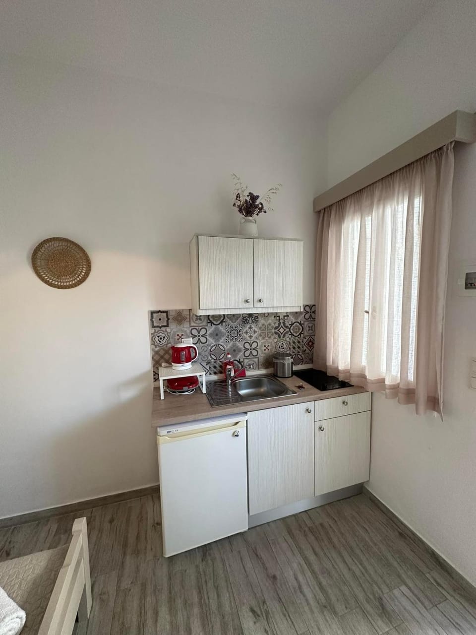Coffee/tea facilities, Kitchen or kitchenette, furniture, stove, kitchen