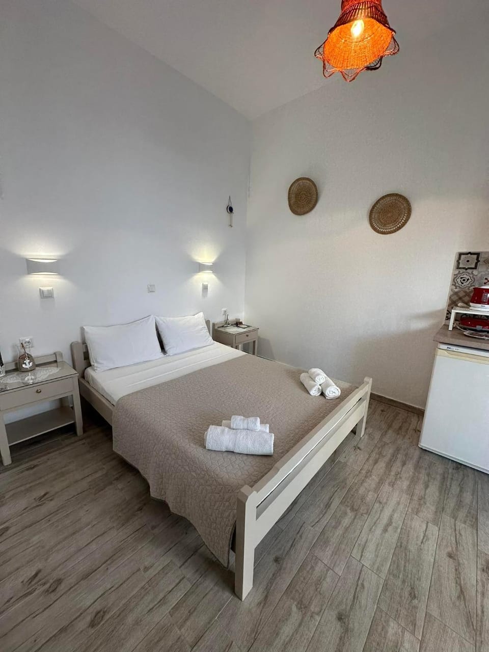 Bed, Photo of the whole room, Bedroom, furniture, towels