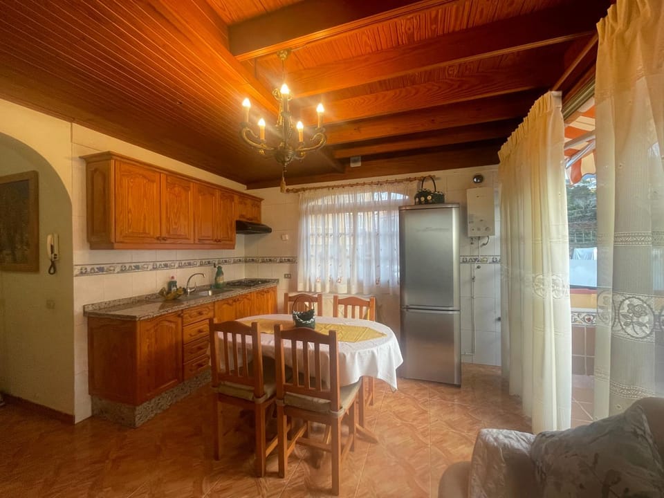 Kitchen or kitchenette, Dining area, stove