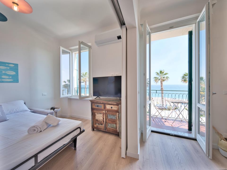 Communal lounge/ TV room, TV and multimedia, Photo of the whole room, Sea view