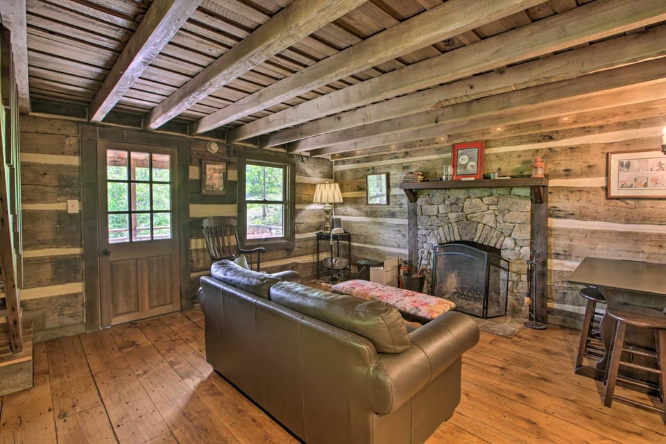 Romantic Log Cabin Escape on Delfosse Winery! Cabin in Nelson County