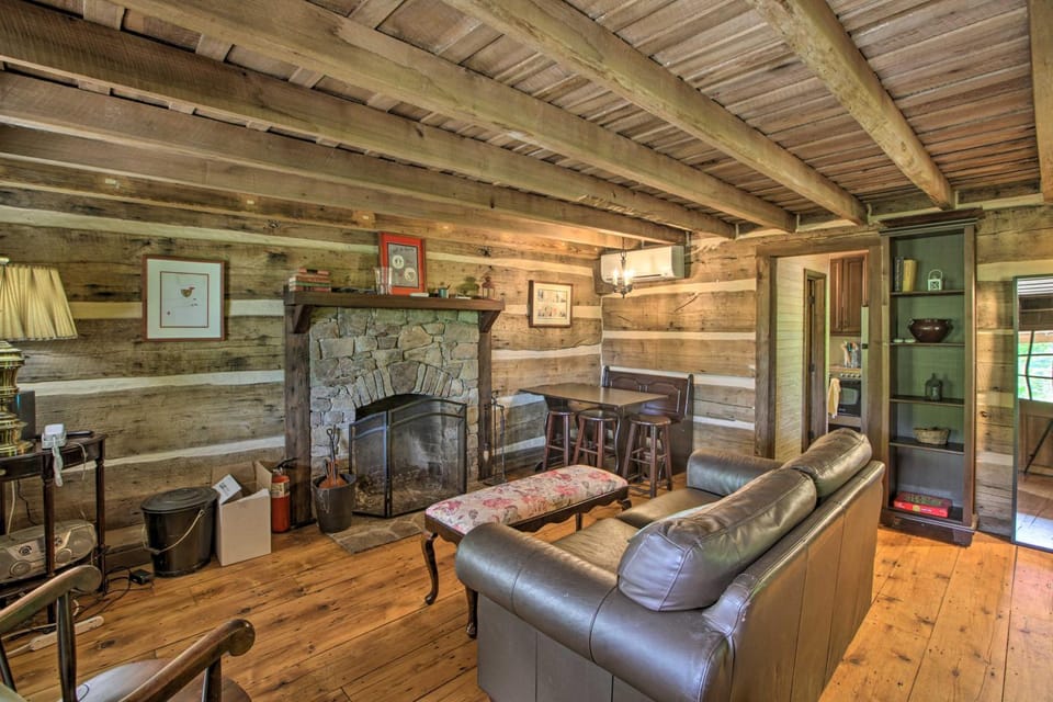 Romantic Log Cabin Escape on Delfosse Winery! Cabin in Nelson County