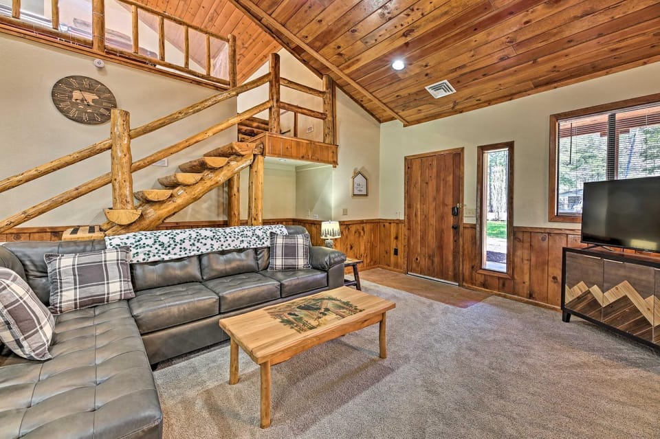 2 Decks & Game Room: Expansive Family Cabin Cabin in Pinetop-Lakeside