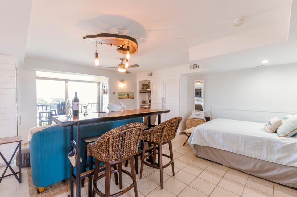 Bed, Living room, Photo of the whole room, Seating area