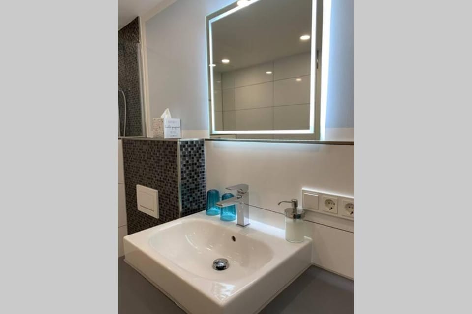 Modern apartment especially suited for business consultants I close to DT, DHL & UN Campus I reserved parking & "Wallbox" for electric cars Apartment in Sankt Augustin