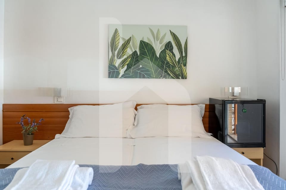 Bed, minibar