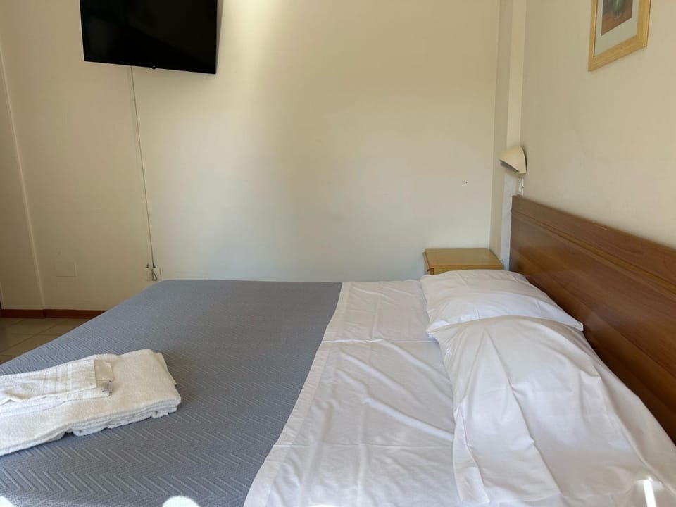 Bed, TV and multimedia, Bedroom, towels