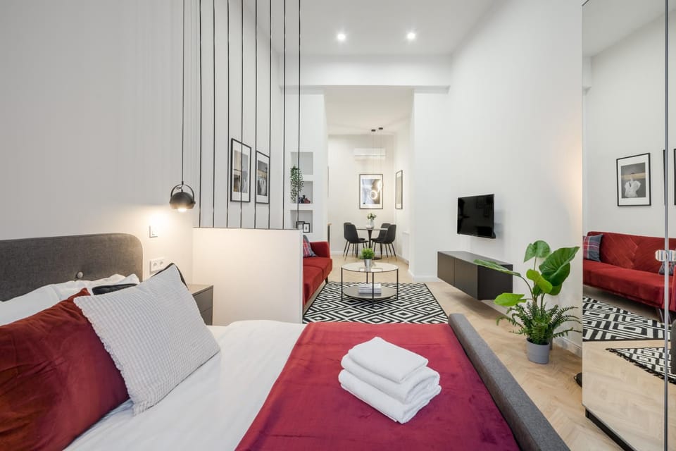 Bed, TV and multimedia, Seating area, Bedroom