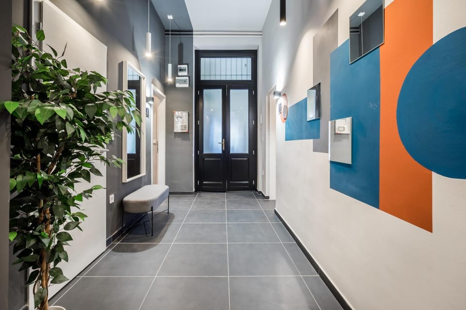 Property building, Facade/entrance, Seating area