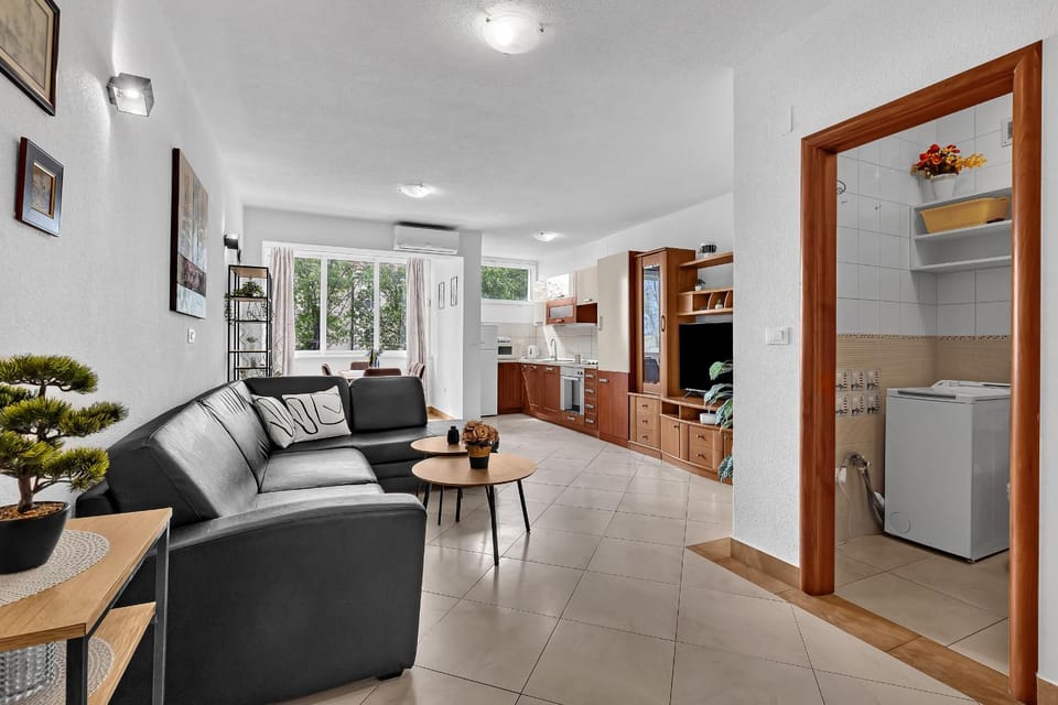 TV and multimedia, Kitchen or kitchenette, Living room, Seating area, Dining area, oven
