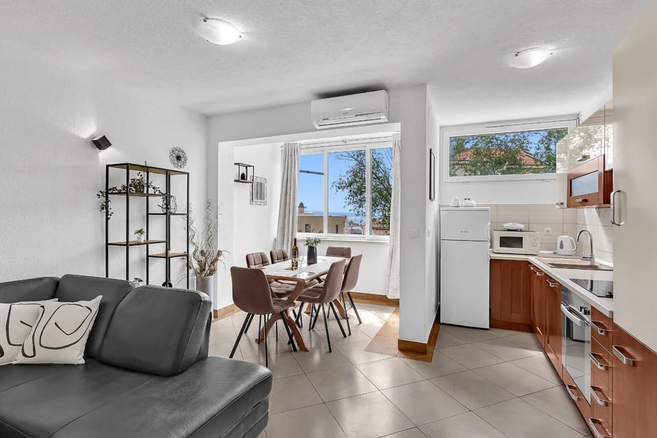 Kitchen or kitchenette, Living room, Seating area, Dining area, oven, stove