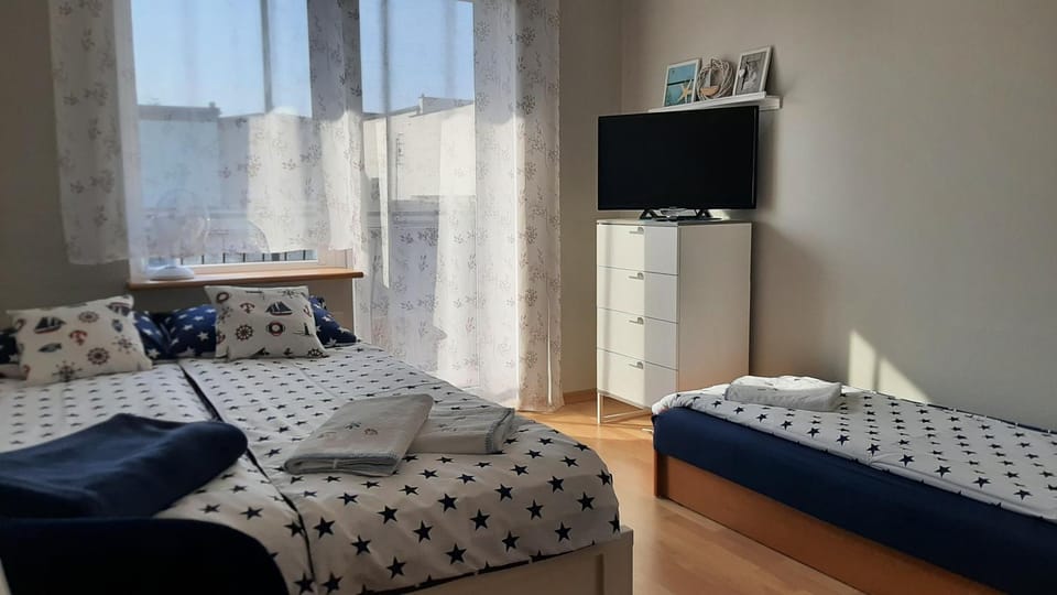 Bed, TV and multimedia, Photo of the whole room, Evening entertainment, Bedroom, towels