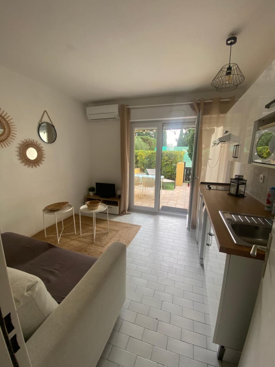 Coffee/tea facilities, Kitchen or kitchenette, Living room, Seating area, Dining area, minibar, air conditioner