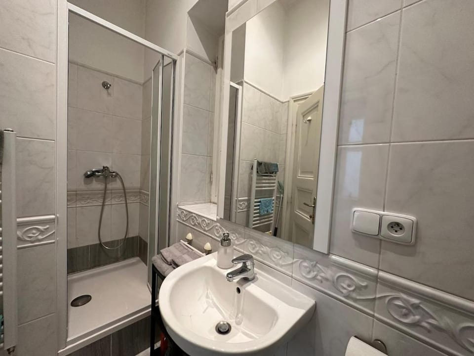 Shower, Bathroom, towels