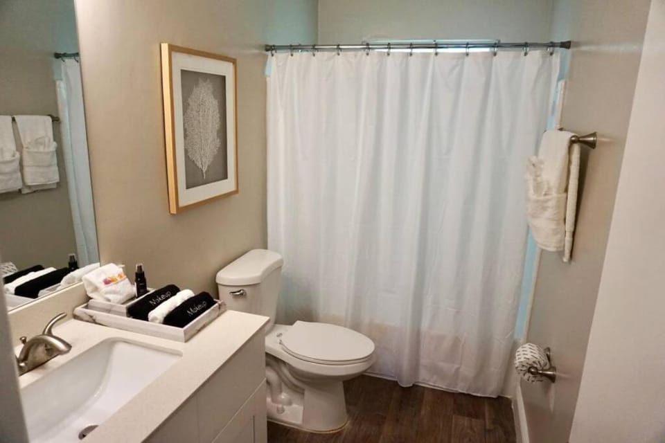 Serenity at Seascape: Steps to the beach & Shops Apartment in Riviera Beach