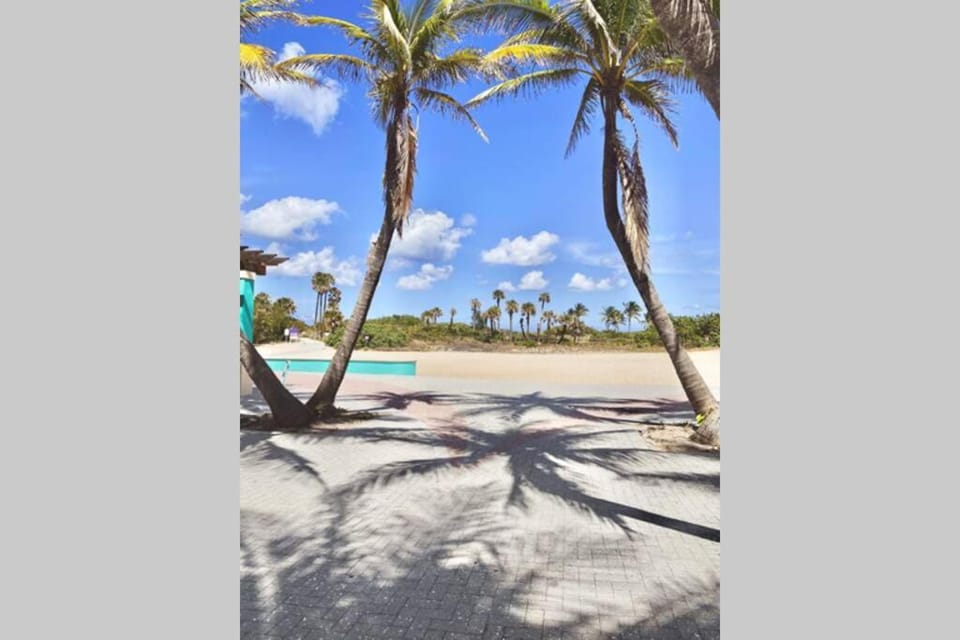 Serenity at Seascape: Steps to the beach & Shops Apartment in Riviera Beach