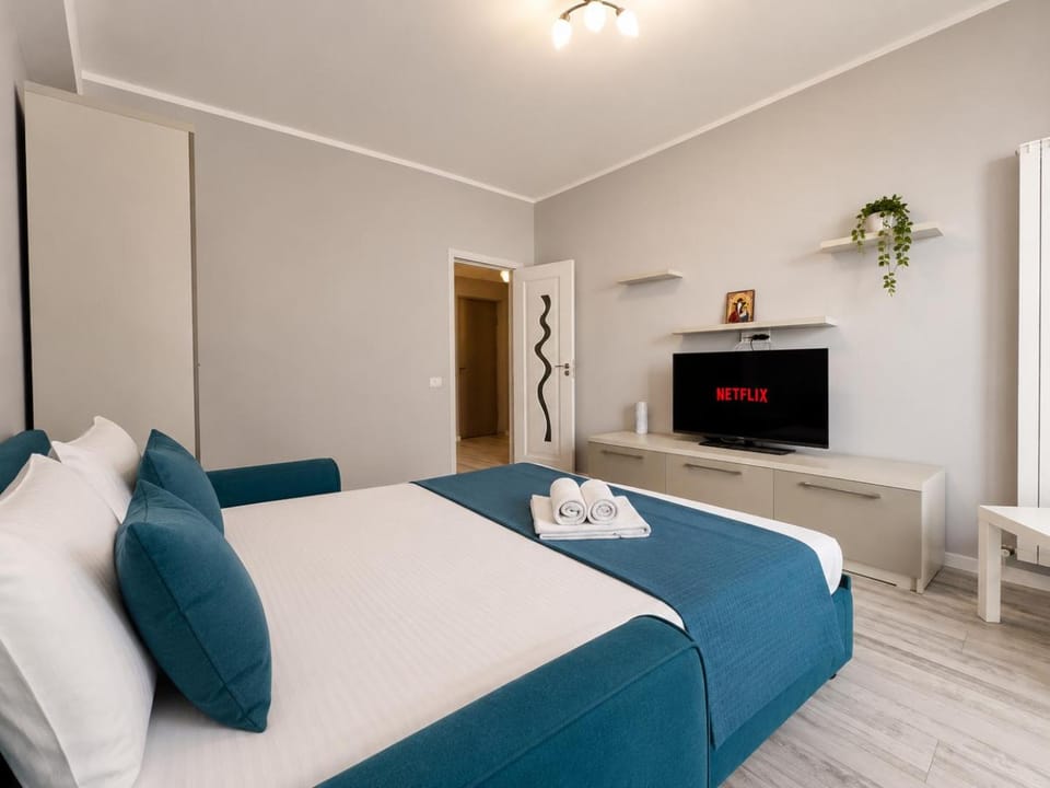 Bed, TV and multimedia, Living room, Photo of the whole room, Seating area