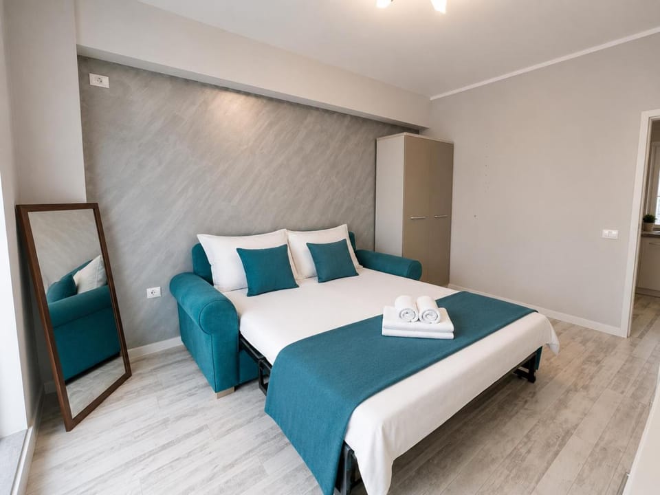 Bed, Living room, Photo of the whole room, towels